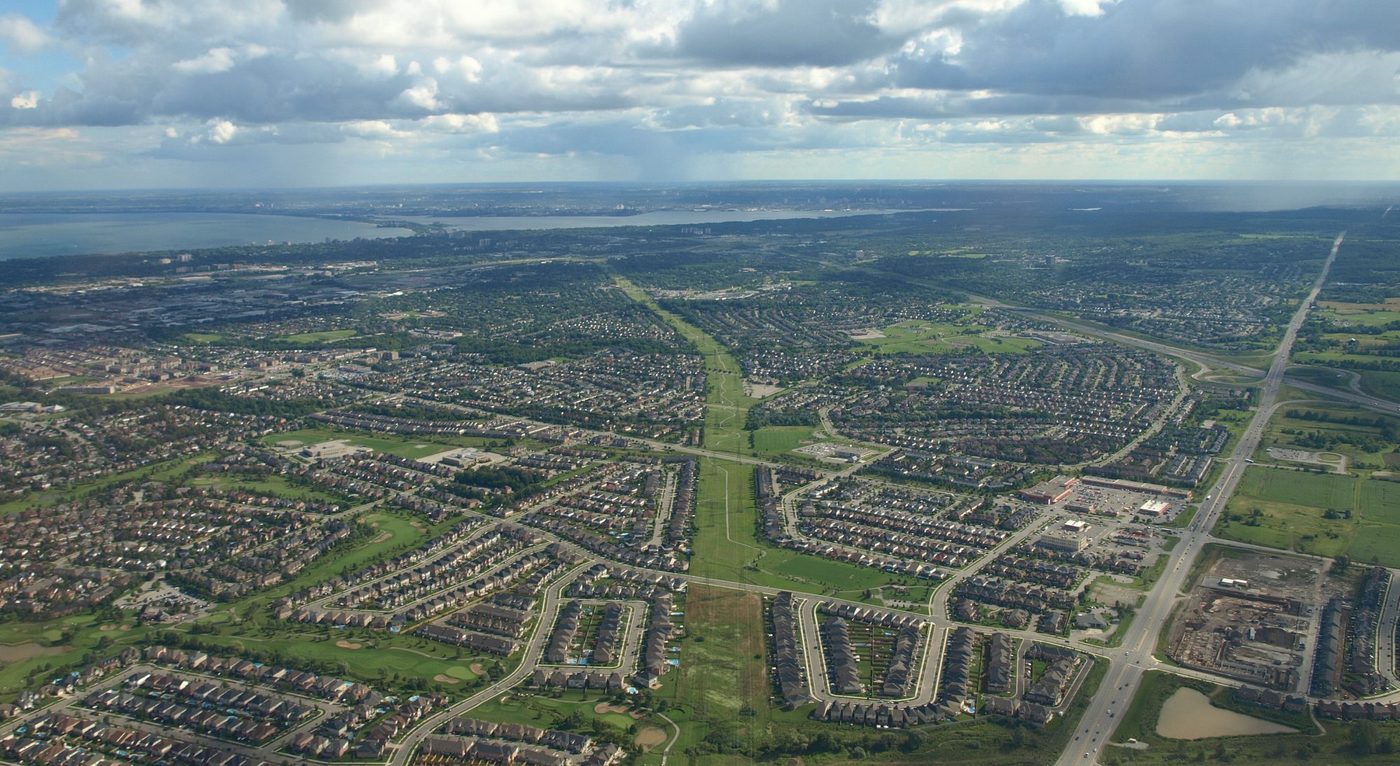 Imagen aérea de dron de comunidades residenciales y áreas naturales en la parte norte de Oakville, Ontario.