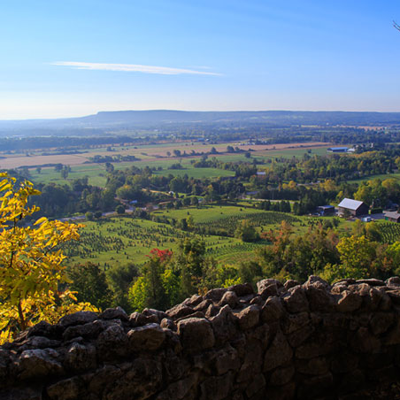 初秋时节，从悬崖边的石墙后面看到的景色。